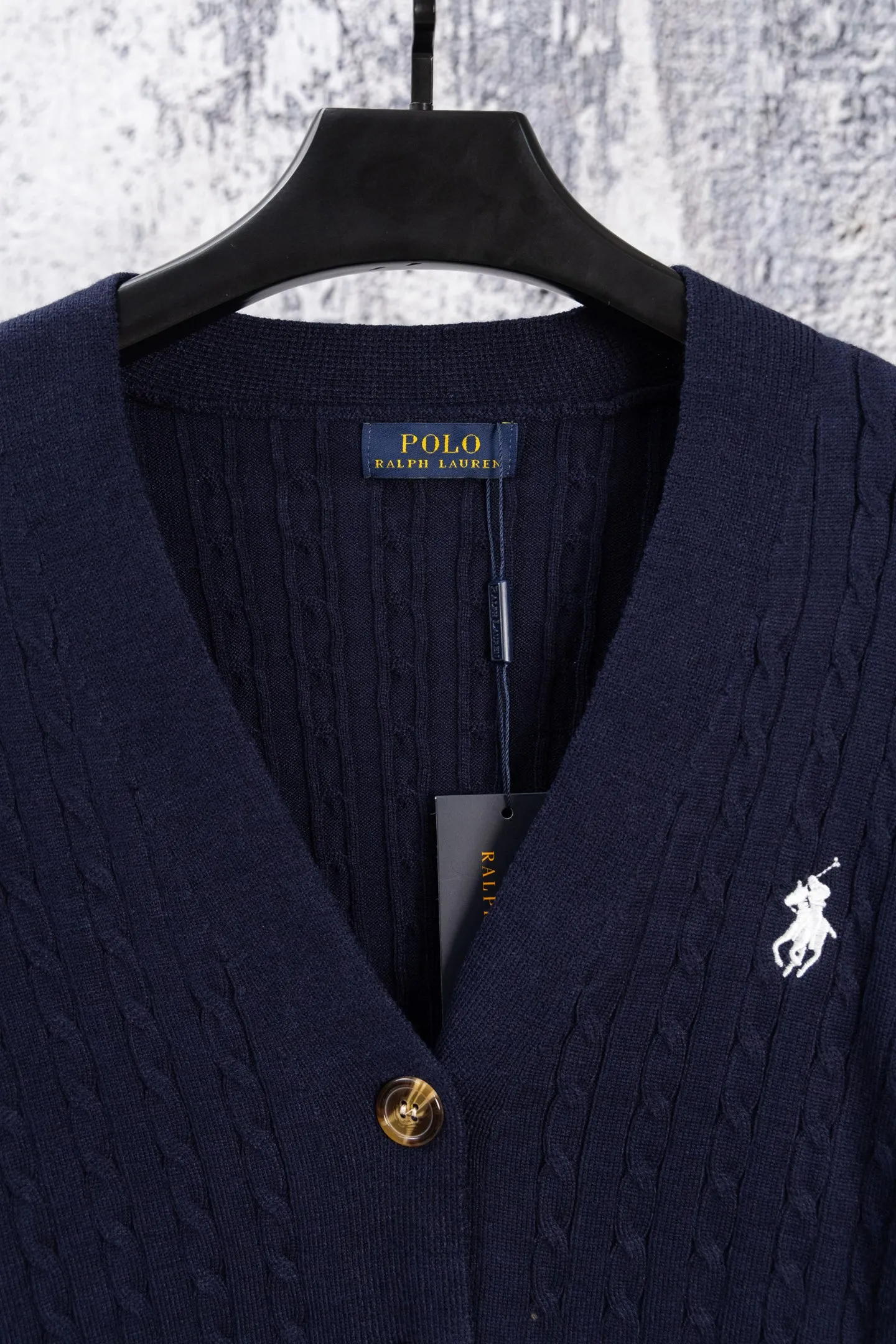 P190 Ralph Lauren Classic V-neck Solid Color Pony Embroidered Logo Knitted Cardigan Long Sleeve Ralph Lauren Classic Basic Versatile Twist Knitted Cardigan Long Sleeve Main supply platform live broadcast Wholesale entity Replenish when out of stock Not removed from the shelves Quality 1:1 patterning Complete three standards Correct version of pony logo Imported quality cotton yarn Focus on high-end Cost-effective Good quality Needless to say Zhao Lusi's same style is really amazing, so sweet I'm so beautiful. This cardigan is really good-looking. It's simple and easy to wear. It's a must-have for goddess ootd. Good-looking clothes are never picky. A must-have in the wardrobe of goddesses. Size: S-XL. Color: Navy blue, red, khaki, dark gray.